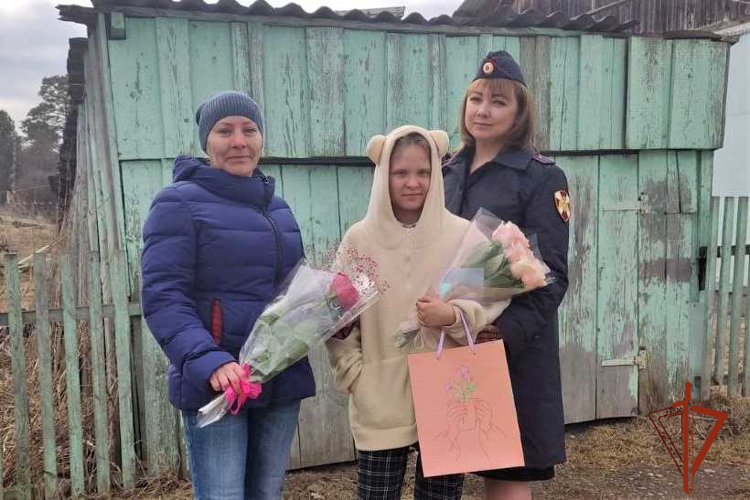 Росгвардейцы поздравили с Днем рождения дочь погибшего коллеги 