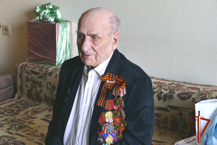 «Парад у дома ветерана» провела Росгвардия в Томске (видео)