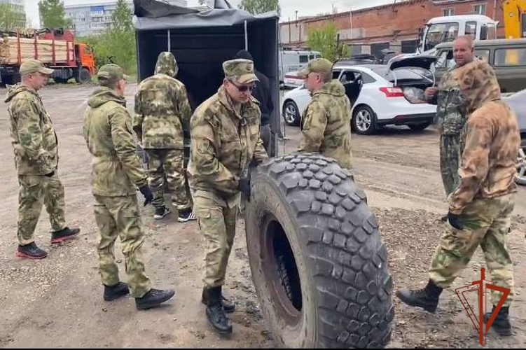 Росгвардия в Томске оказала помощь в погрузке более 60 тонн гуманитарного груза в зону СВО  