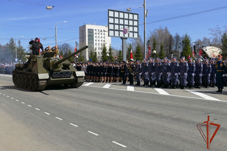 Росгвардия приняла участие в параде Победы в Томске