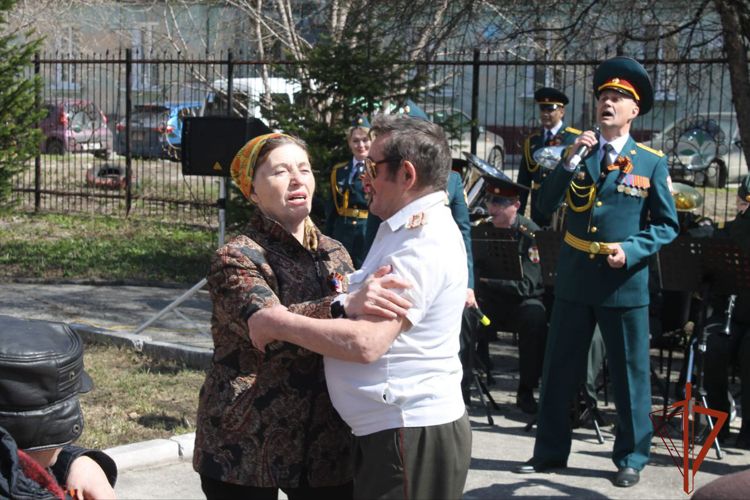 Военнослужащие Северского соединения Росгвардии поздравили с Днем Победы участников Великой Отечественной войны