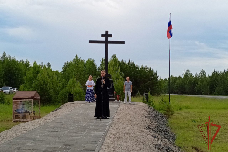 Военнослужащие Росгвардии приняли участие в открытии мемориала участникам специальной военной операции в Томской области