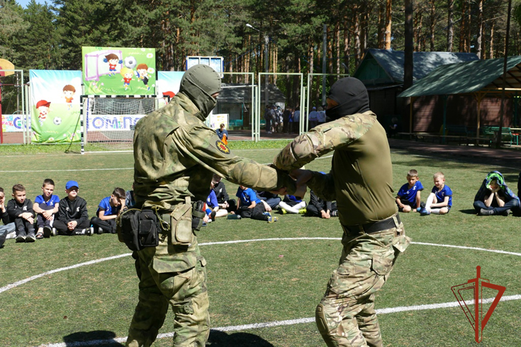 Ребятам из детского центра отдыха приемы самообороны показали сотрудники спецназа Росгвардии в Томской области 