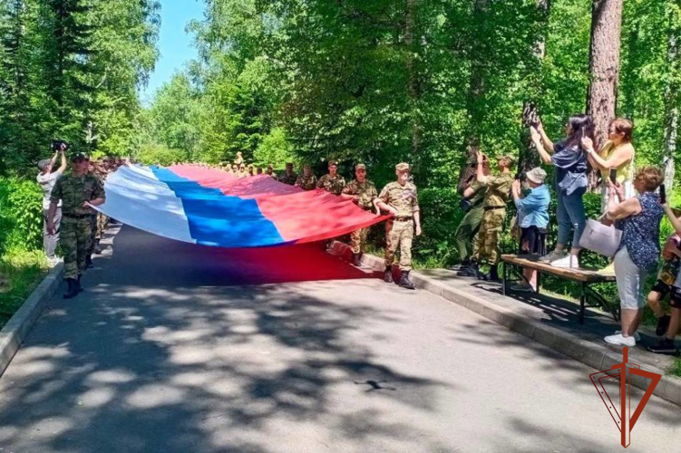 Российский триколор развернули на аллее природного парка в честь Дня России росгвардейцы в Томской области 
