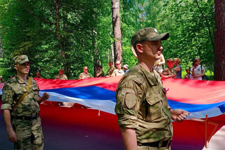 Российский триколор развернули на аллее природного парка в честь Дня России росгвардейцы в Томской области 