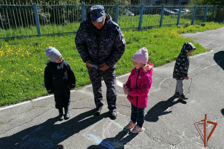Томские росгвардейцы побывали в гостях у дошколят