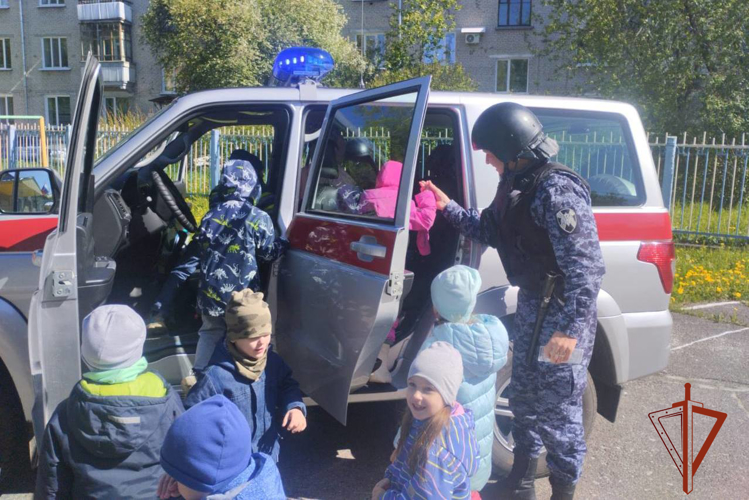 Томские росгвардейцы побывали в гостях у дошколят