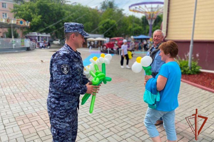 Акцию «Ромашки на счастье» провели томские росгвардейцы в День, любви, семьи и верности 