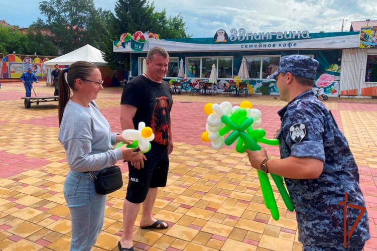 Акцию «Ромашки на счастье» провели томские росгвардейцы в День, любви, семьи и верности 