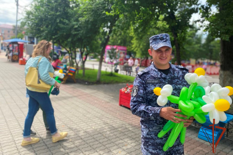 Акцию «Ромашки на счастье» провели томские росгвардейцы в День, любви, семьи и верности 