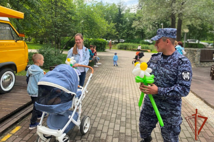 Акцию «Ромашки на счастье» провели томские росгвардейцы в День, любви, семьи и верности 
