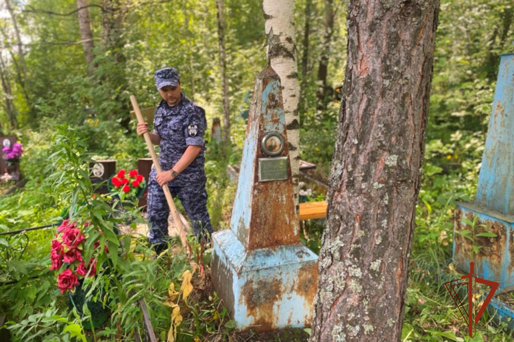 Росгвардейцы облагородили места захоронений участников Великой Отечественной войны в Томске (видео)