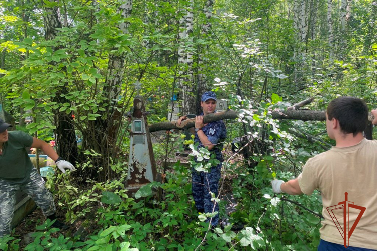 Росгвардейцы облагородили места захоронений участников Великой Отечественной войны в Томске (видео)