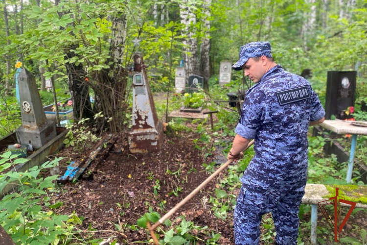 Росгвардейцы облагородили места захоронений участников Великой Отечественной войны в Томске (видео)