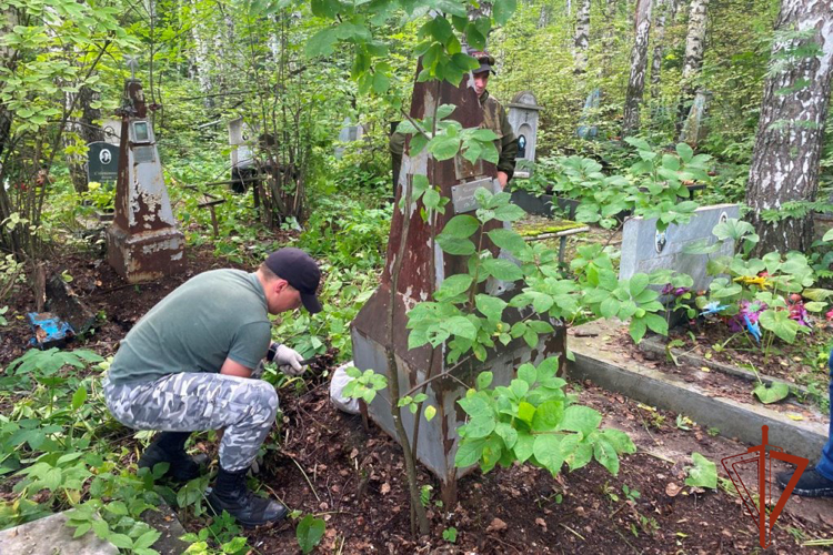 Росгвардейцы облагородили места захоронений участников Великой Отечественной войны в Томске (видео)