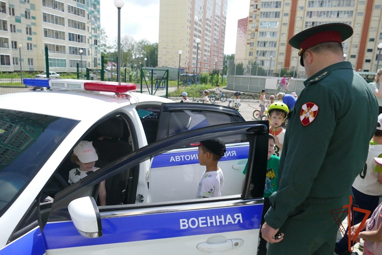 Росгвардия и Госавтоинспекция провели урок дорожной безопасности для воспитанников детского сада в Томске (видео)