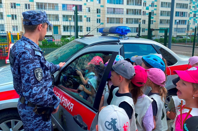 Росгвардия и Госавтоинспекция провели урок дорожной безопасности для воспитанников детского сада в Томске (видео)