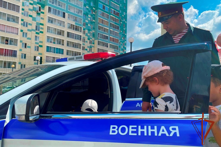 Росгвардия и Госавтоинспекция провели урок дорожной безопасности для воспитанников детского сада в Томске (видео)