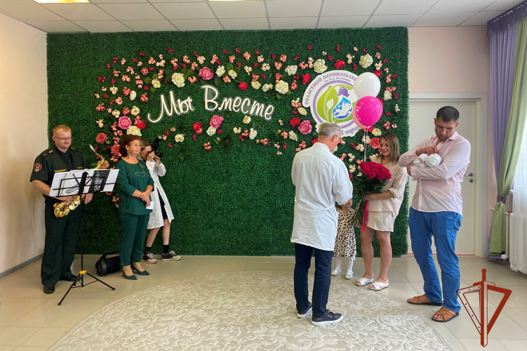 Выписка «юбилейного» малыша Томской области прошла под музыку Росгвардии  (видео)