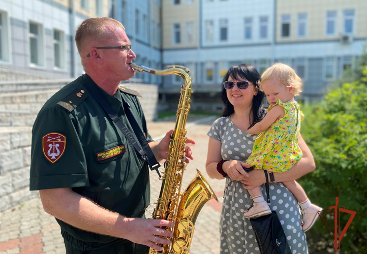 Выписка «юбилейного» малыша Томской области прошла под музыку Росгвардии  (видео)