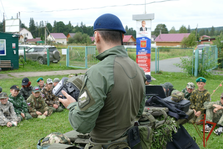 Росгвардейцы продолжают знакомить подрастающее поколение Томской области со своей службой