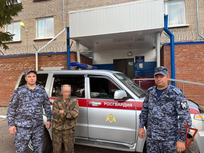 Утратившему связь с родственниками мужчине помогли росгвардейцы в Томской области
