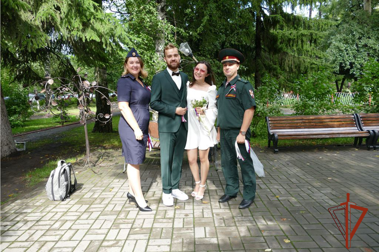 Всероссийскую акцию «Российский триколор» поддержали росгвардейцы в Томской области