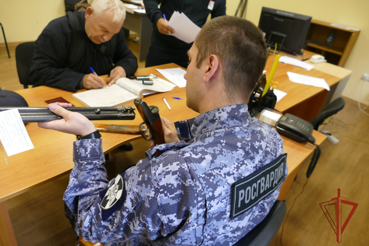 В центре лицензионно-разрешительной работы управления Росгвардии по Томской области состоялась передача оружия для нужд участников СВО (видео)