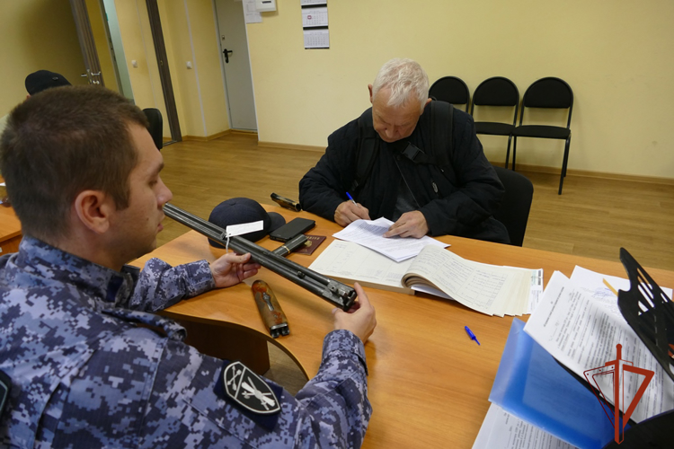 В центре лицензионно-разрешительной работы управления Росгвардии по Томской области состоялась передача оружия для нужд участников СВО 