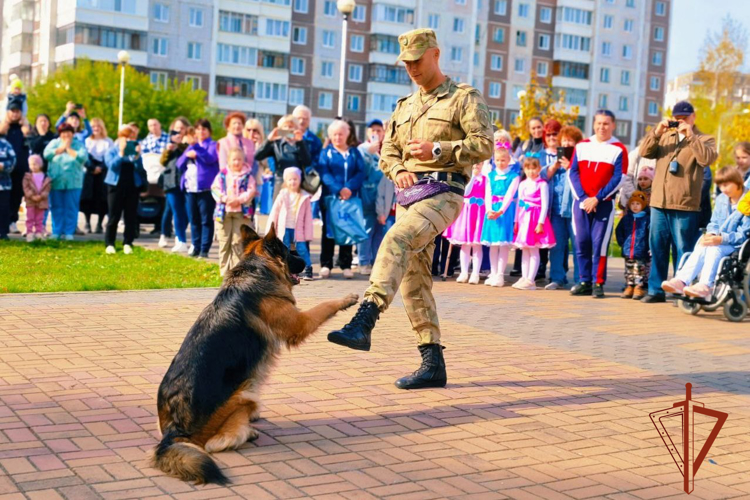Кинологи  Росгвардии добавили радости в осенний праздник в Томской области