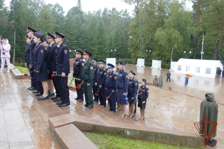 В день празднования 420-летия Томска представители командования территориального управления Росгвардии возложили цветы к Вечному огню 