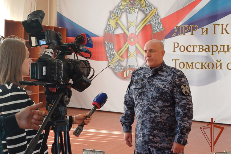 В центре лицензионно-разрешительной работы управления Росгвардии по Томской области состоялась передача оружия для нужд участников СВО (видео)
