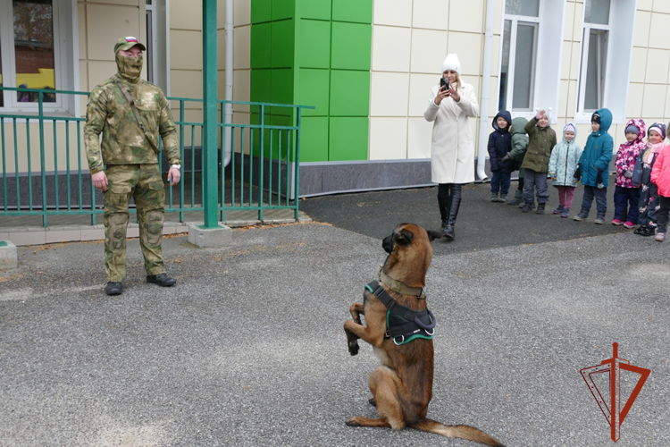Росгвардейцы подарили праздник томским дошколятам (видео)