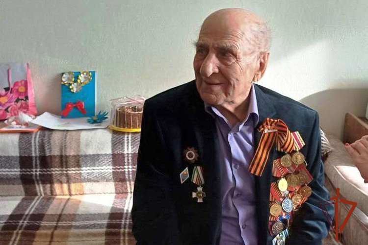 Росгвардия поздравила с 98-летием участника Великой Отечественной войны в Томске 