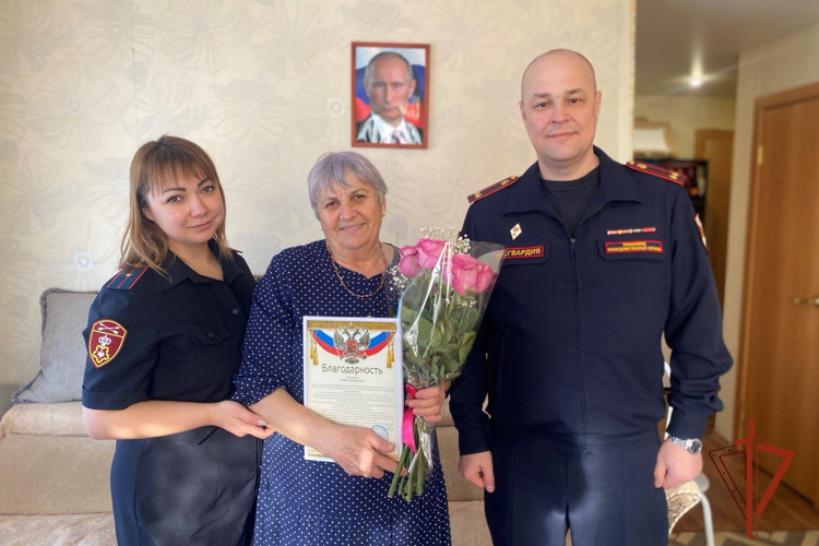Матерей погибших воинов правопорядка поздравила Росгвардия в Томской области (видео)