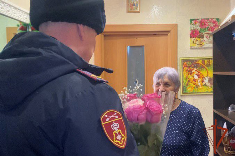 Матерей погибших воинов правопорядка поздравила Росгвардия в Томской области (видео)