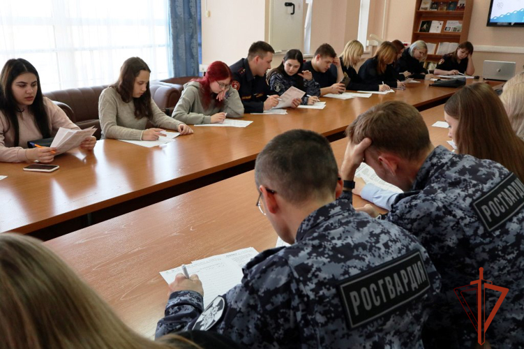 На вопросы «Большого этнографического диктанта» ответили росгвардейцы в Томской области