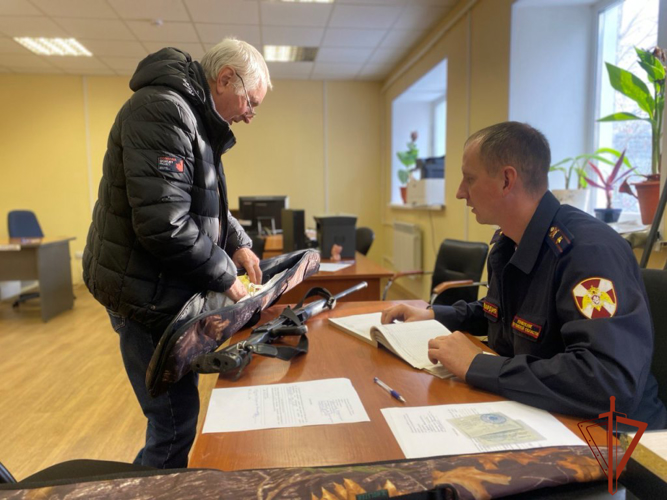 Росгвардия передала оружие участнику СВО от жителей Томской области
