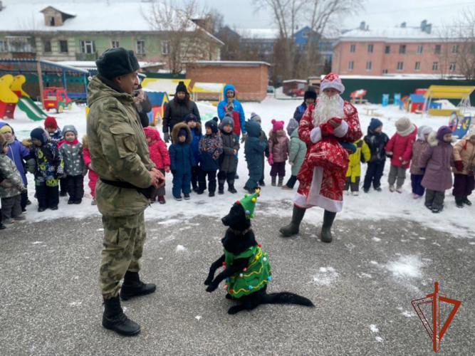 Более 70 детей из Томска встретили наступающий Новый год с кинологами Росгвардии (видео)