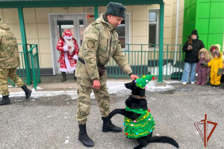 Более 70 детей из Томска встретили наступающий Новый год с кинологами Росгвардии (видео)