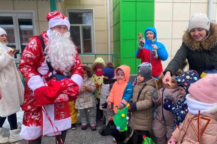 Более 70 детей из Томска встретили наступающий Новый год с кинологами Росгвардии (видео)