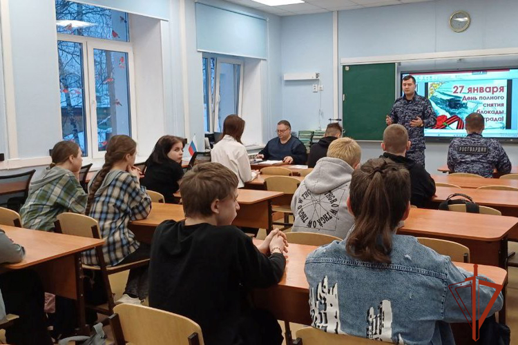 Росгвардия Томска проводит уроки мужества для старшеклассников в областном центре