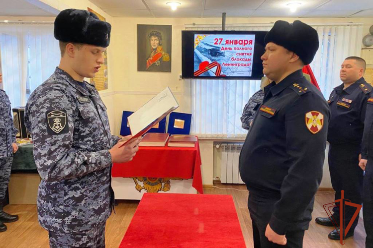 В Томске сотрудники Росгвардии торжественно приняли присягу в преддверии дней воинской славы (видео)