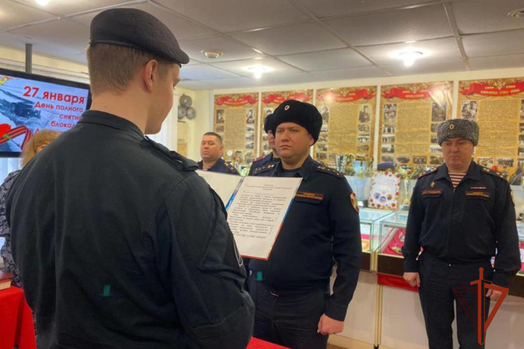 В Томске сотрудники Росгвардии торжественно приняли присягу в преддверии дней воинской славы (видео)