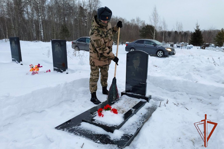 Военнослужащие Северского соединения Росгвардии почтили память жителя блокадного Ленинграда 