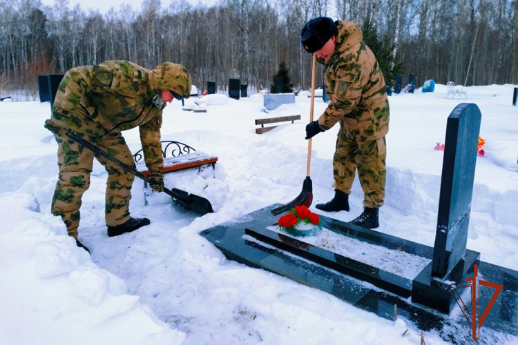 Военнослужащие Северского соединения Росгвардии почтили память жителя блокадного Ленинграда 
