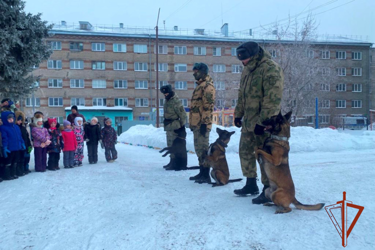 Росгвардия проводит мероприятия с подрастающим поколением ко Дню защитника Отечества в Томской области (видео)