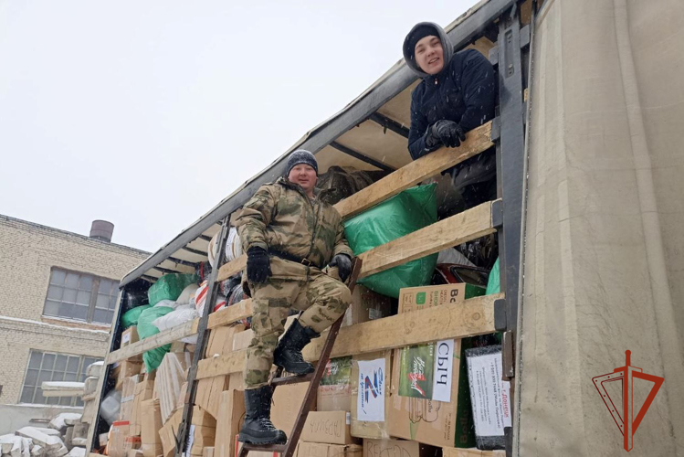 В Томской области Росгвардия оказала помощь в погрузке очередной гуманитарной помощи на СВО (видео)