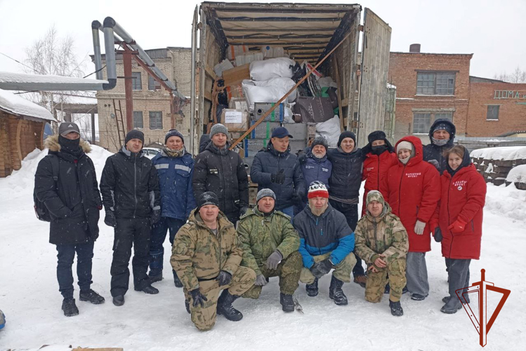 В Томской области Росгвардия оказала помощь в погрузке очередной гуманитарной помощи на СВО (видео)