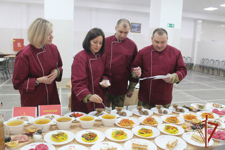 Лучшие мастера кулинарного искусства встретились на втором этапе конкурса специалистов продовольственной службы Сибирского округа Росгвардии в Томской области (видео)